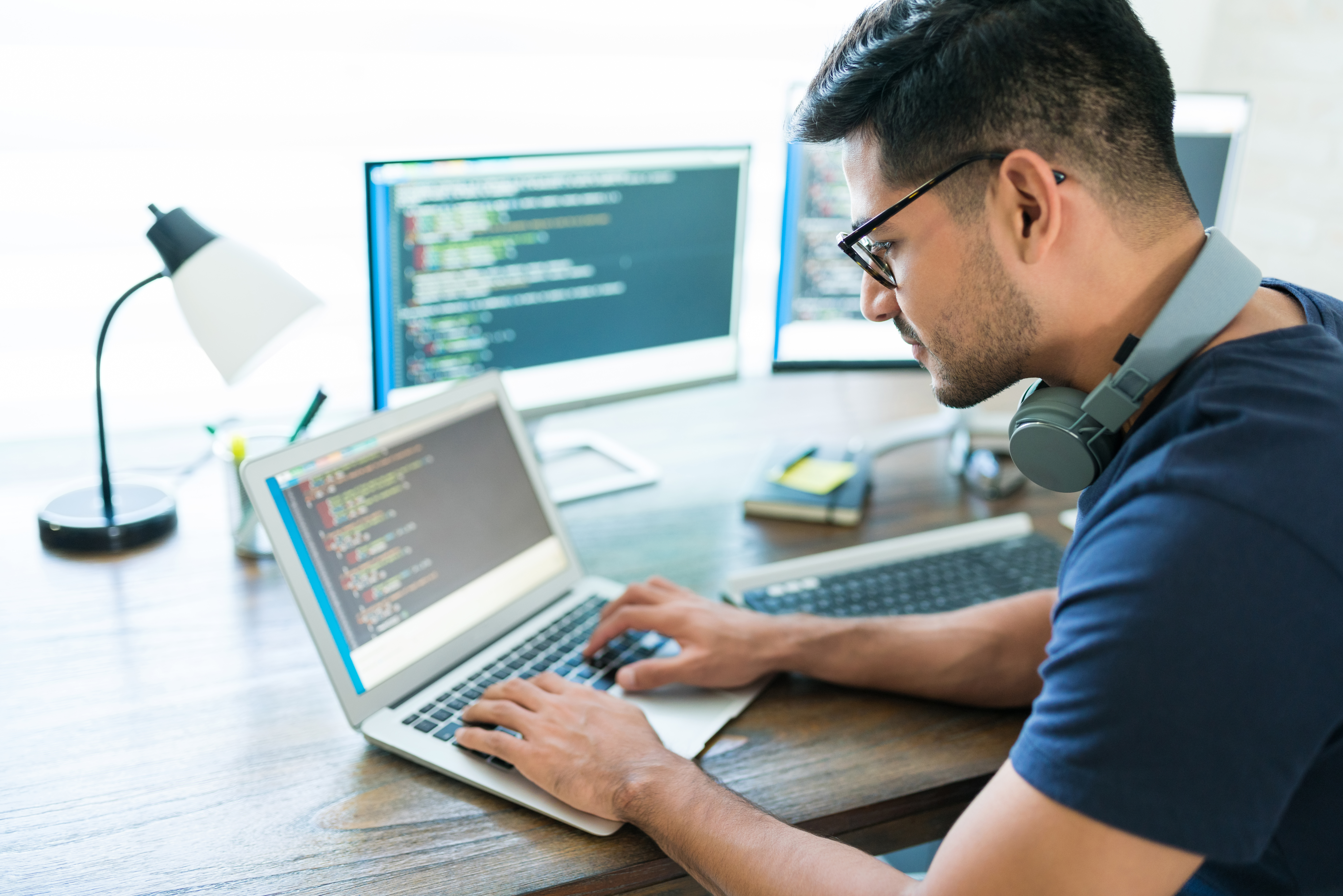 Side view software developer programming (Freepik)